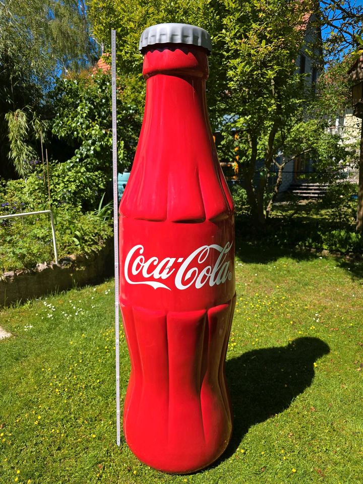 2 m hohe Coca-Cola-Flasche aus Plastik - Kultig in Berlin
