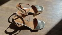 goldene Sandalen mit 5 cm Absatz, 1x getragen Berlin - Westend Vorschau