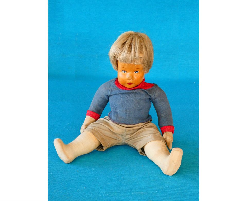 Angeboten wird eine 31cm große Puppe mit handbemaltem Holzkopf in Kevelaer