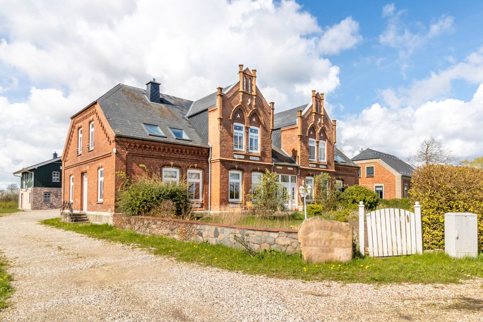 Charmantes, kernsaniertes Gutshaus in Strandnähe mit drei Wohnungen in Langballig