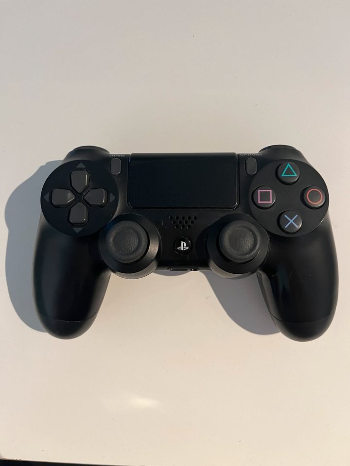 PlayStation 4 pro 1TB mit einem Controller und eine Ladestation in Homberg (Efze)