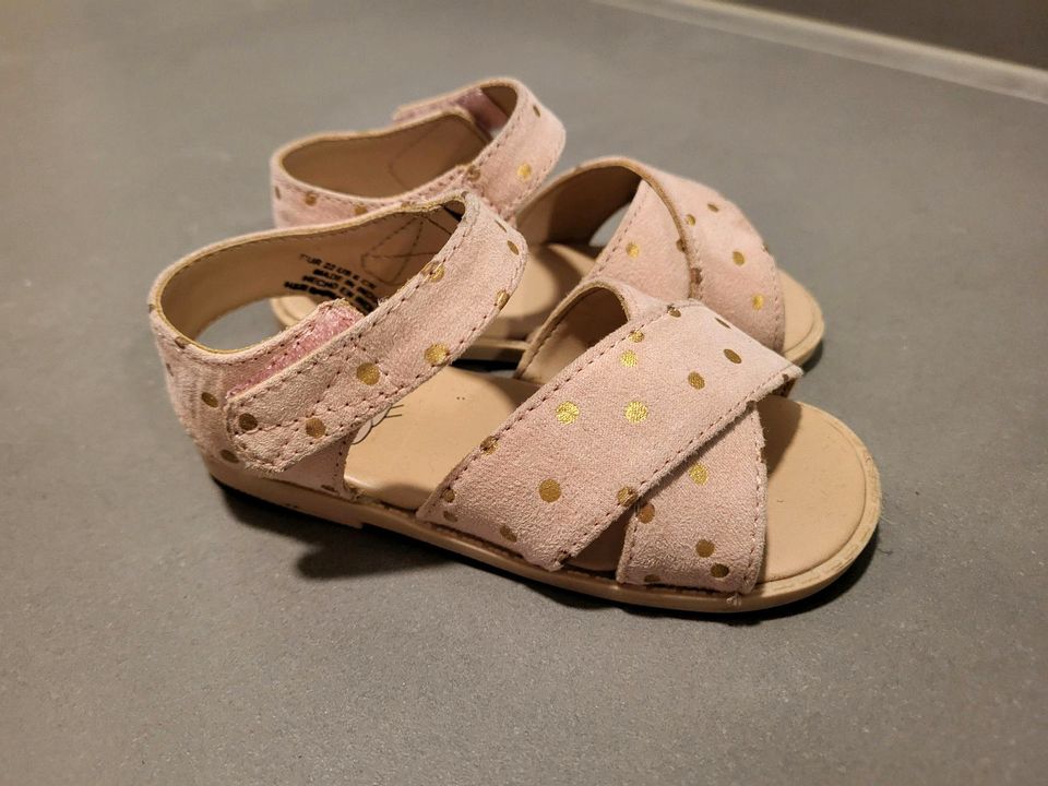 Rosefarbene Sandalen von H&M Größe 22 in Meinersen