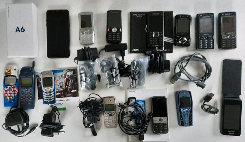 Handy Sammlung,Nokia, Sony Ericsson, Samsung Konvolut mit Zubehör in Amorbach
