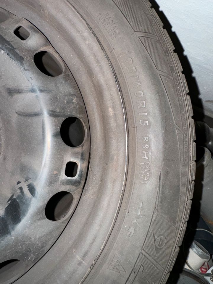 Winterreifen Dunlop auf Stahlfelgen 185/60 R15 in Lichtenau