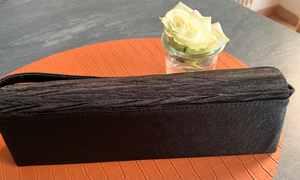 Feines Abendtäschchen Umhängetasche schwarz elegant Clutch in Straubing