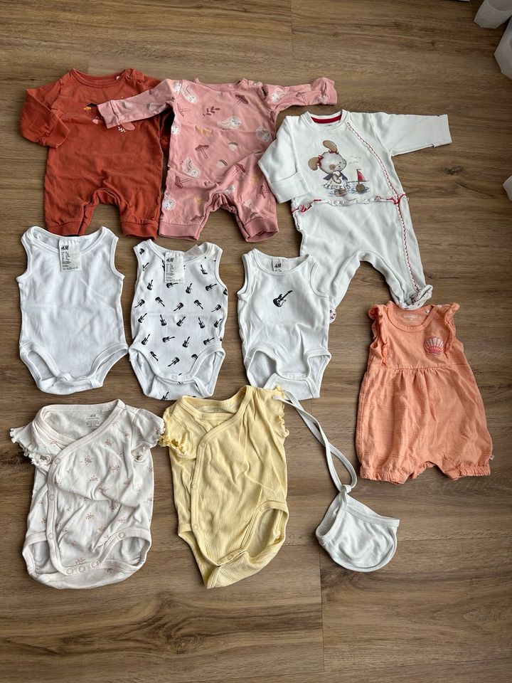 Baby starter Set 56 teilweise neu Body Strampler Schlafanzug usw in Verden