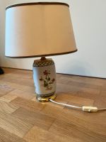 Vintage Tischlampe mit handbemalten Porzellanfuß und Stoffschirm Schleswig-Holstein - Wittenborn Vorschau