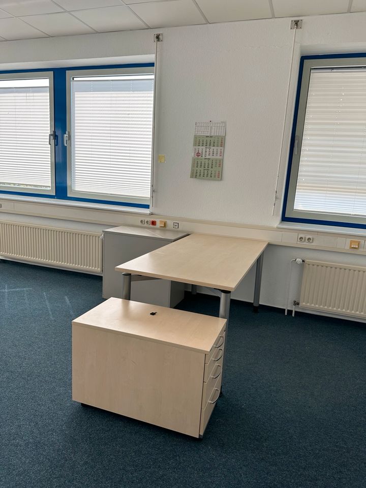 300 x Bürostuhl Schreibtisch Rollcontainer Aktenschrank Büromöbel in Hamburg