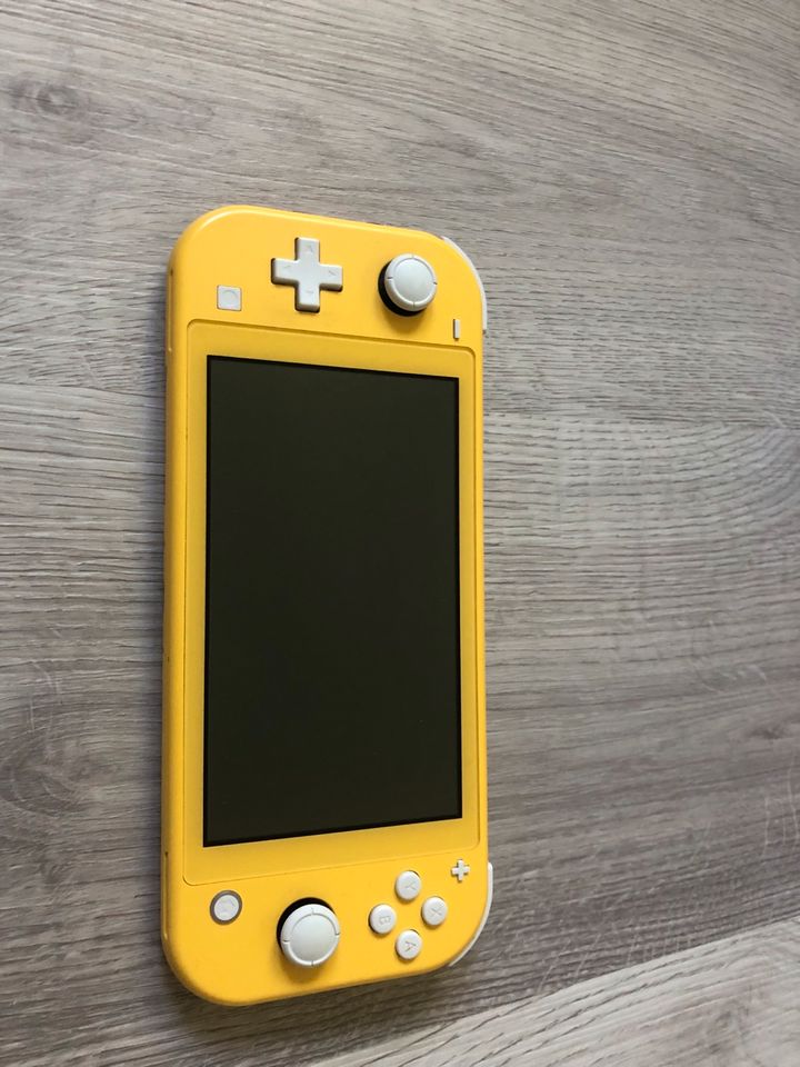 Nintendo Switch Lite mit Animal Crossing in Frankfurt am Main