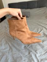 Spitze pointy Boots mit Absatz in Dunkelbeige in Wildlederoptik Düsseldorf - Benrath Vorschau