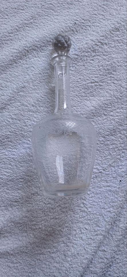Glas Karaffe mit als Diamant geschliffenen Stöpsel in München