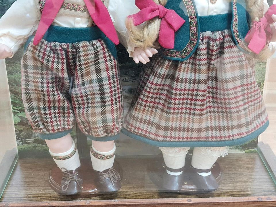 2 Schöne ARIOA Porzellankopfpuppen Trachtenpaar in Vitrine in Quierschied