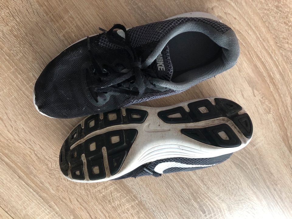 Nike Turnschuhe Größe 40,5 in Otterndorf