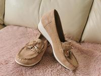 Wie NEU Damen Schuhe, Slipper Keilabsatz Caprice Leder 36 Hessen - Reiskirchen Vorschau