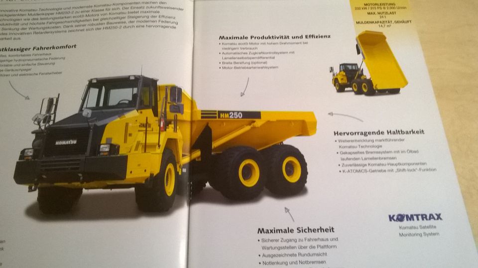 Prospekt " KOMATSU KNICKGELENKTER MULDENKIPPER HM250 " von 2009 in Wunsiedel