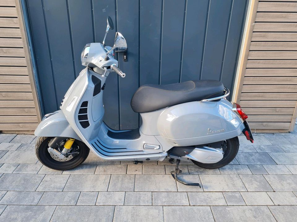 Vespa GTS 300 Supertech grau materia mit Arrow Auspuff in Sulzheim