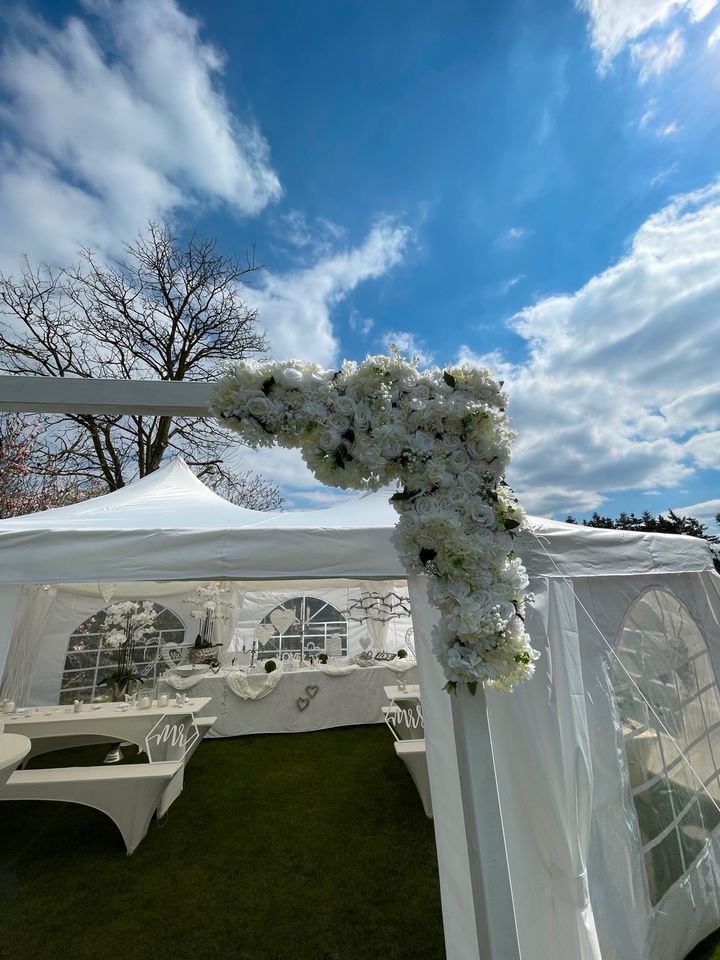 WEISS Traubogen Hochzeitsgesteck Tischschmuck Blumenarrangements in Hatten