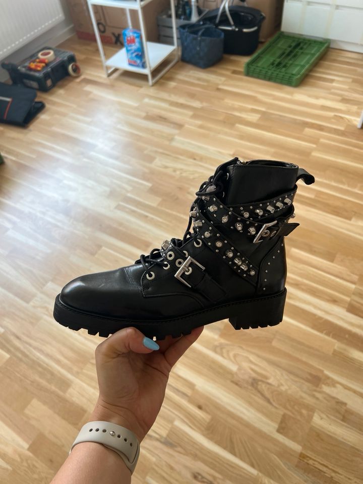 Neue Schuhe schwarz mit Nieten in München