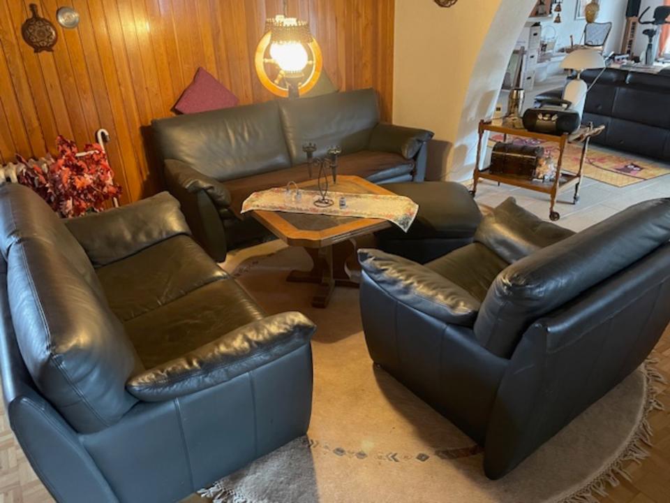 Ledersofa 2 Sitzer 3 Sitzer Sessel Hocker Leder schwarz Sofa in Bad Salzungen