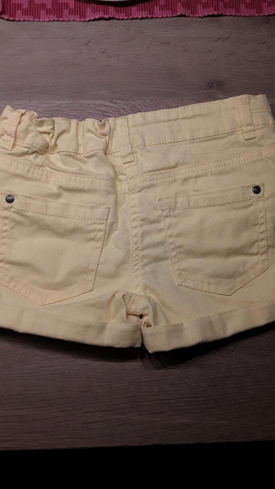 Mädchen, Shorts in leuchtendem Gelb, Größe 134, Hose in Schwarmstedt