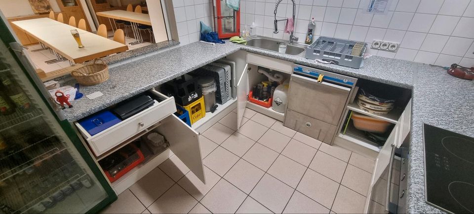 Küche inklusive Einbaukühlschrank und Abzugshaube in Friedberg (Hessen)