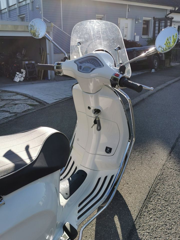 Vespa Primavera 125 Yacht Club Sondermodell Chromsturzbügel in Eutingen