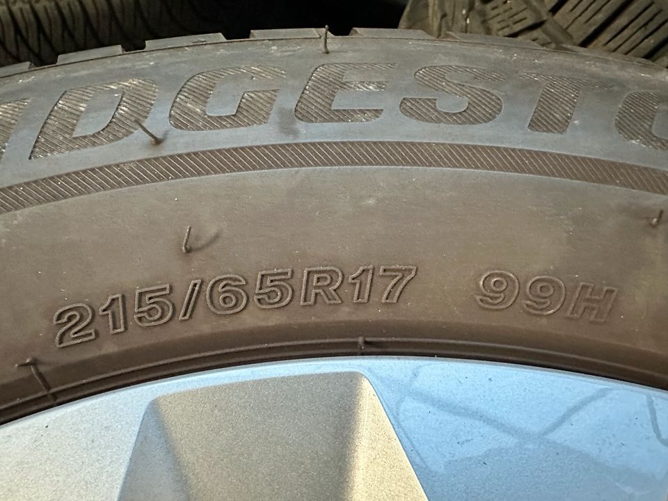 215/65R17 99H Bridgestone Winterreifen Q3 Tiguan 5x112 in Wiesbaden