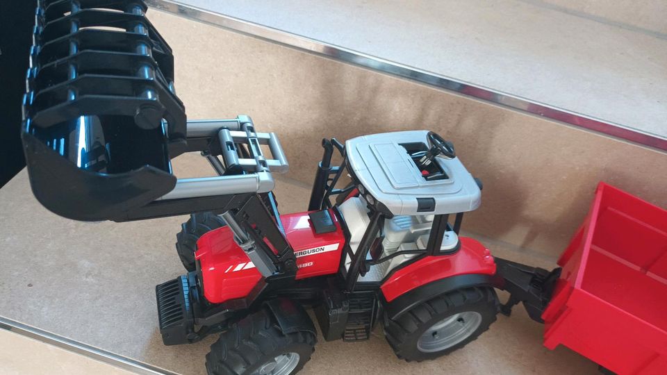 Neuwertig! Bruder Massey Ferguson 7480 Frontlader mit Anhänger in Niederwinkling