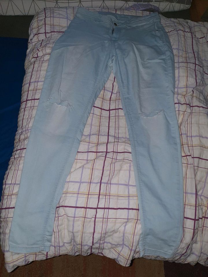 Hellblaue Jeanshose mit Schlitzen an den Knien Gr. 42 in Jungingen