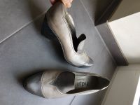 Fidji Pumps Absatzschuhe grau Metallic 39 Damenschuhe Niedersachsen - Embsen Vorschau