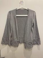 Graues Jäckchen H&M mit Spitze und 3/4 Arm Gr.34 Hessen - Karben Vorschau