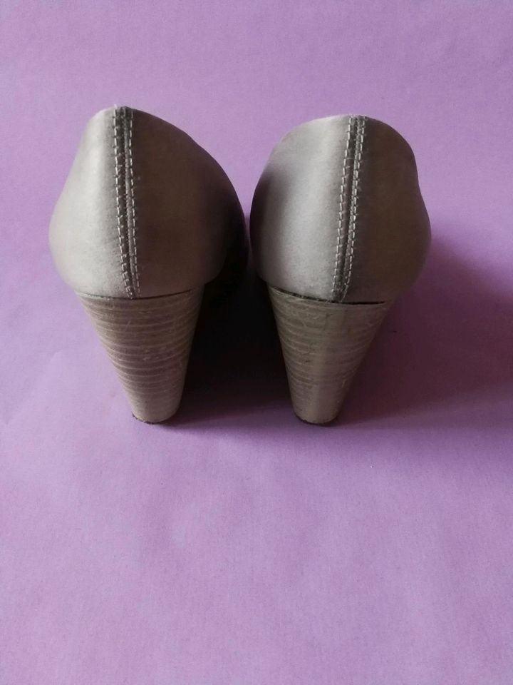 Venturini eleganza Pumps echt Leder Fußbett Wedges beige Gr.38 in Ebermannstadt