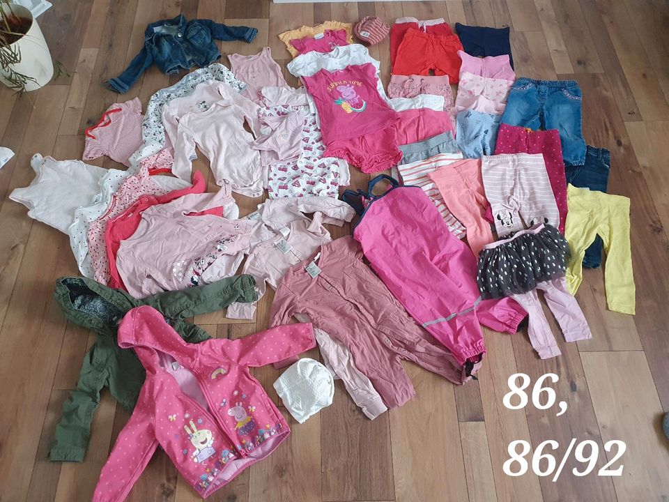 Kindersachen Größe 86 und 86/92 mit Schlafsack, Bodys, Hosen, usw in Fraßdorf