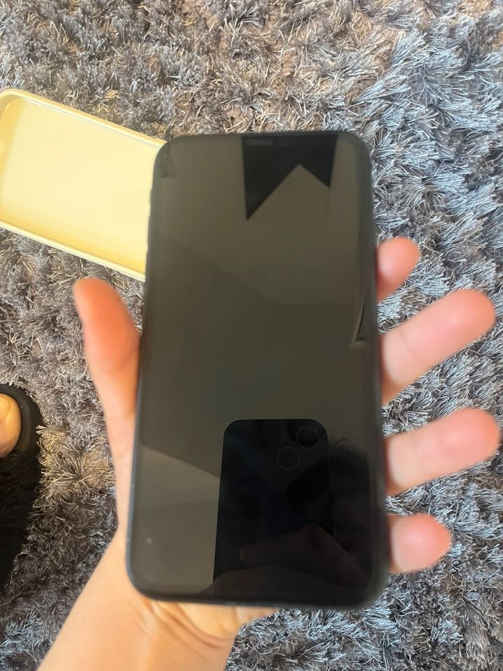 Apple iPhone 11 128 GB schwarz Handy quasi defekt in Borgholzhausen