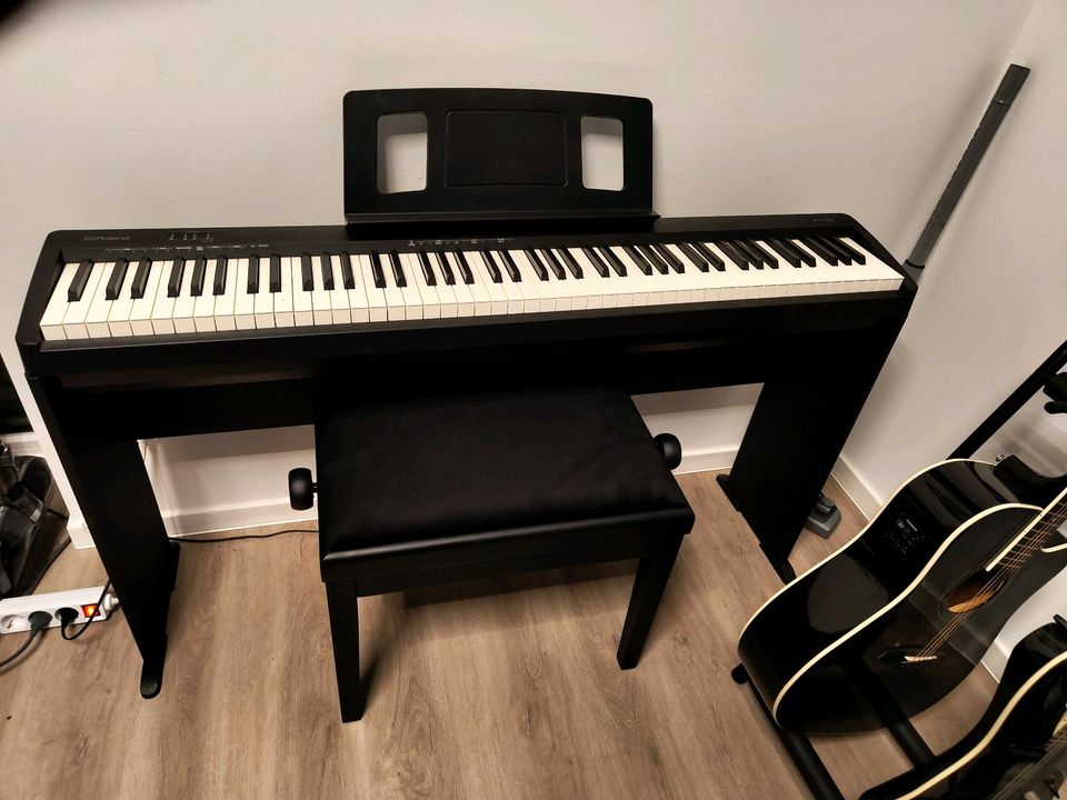 E-Piano  Roland FP 10 + Hocker + Pedal in Kleve