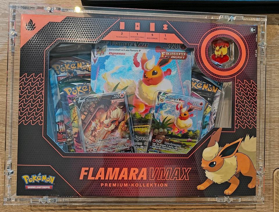 Pokémon Flamara Vmax Premium Kollektion mit Acrylcase in Pulsnitz
