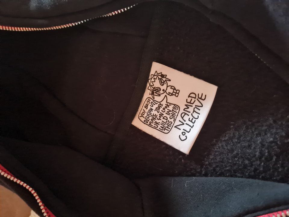 Named Collective - schwarz-rote  Sweatjacke  - Gr. XS - getragen in Straßkirchen