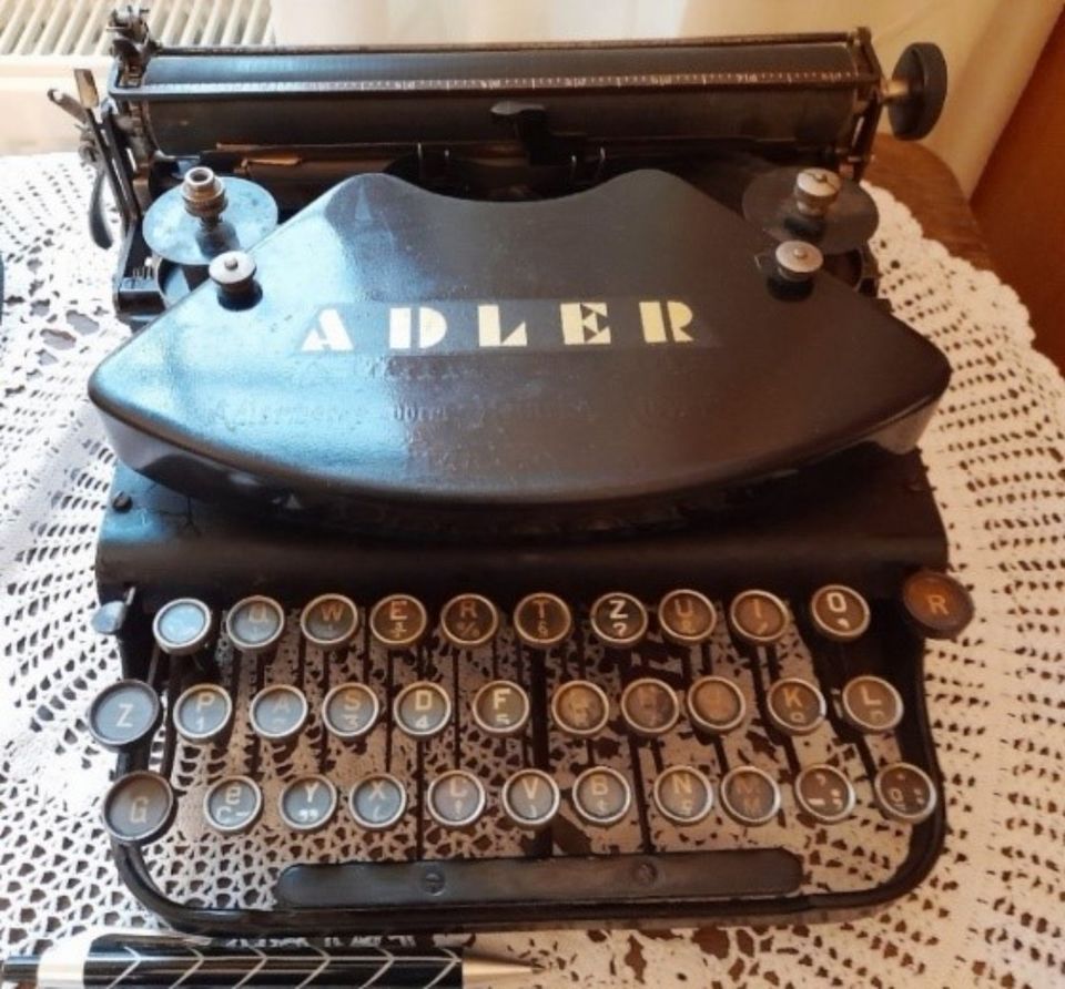 Adler Schreibmaschine von 1919 - voll funktionsfähig in Brunsbuettel