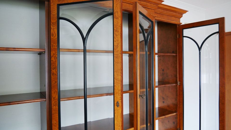 Vitrinenschrank aus Olivenholz im Biedermeier-Stil in Kleve