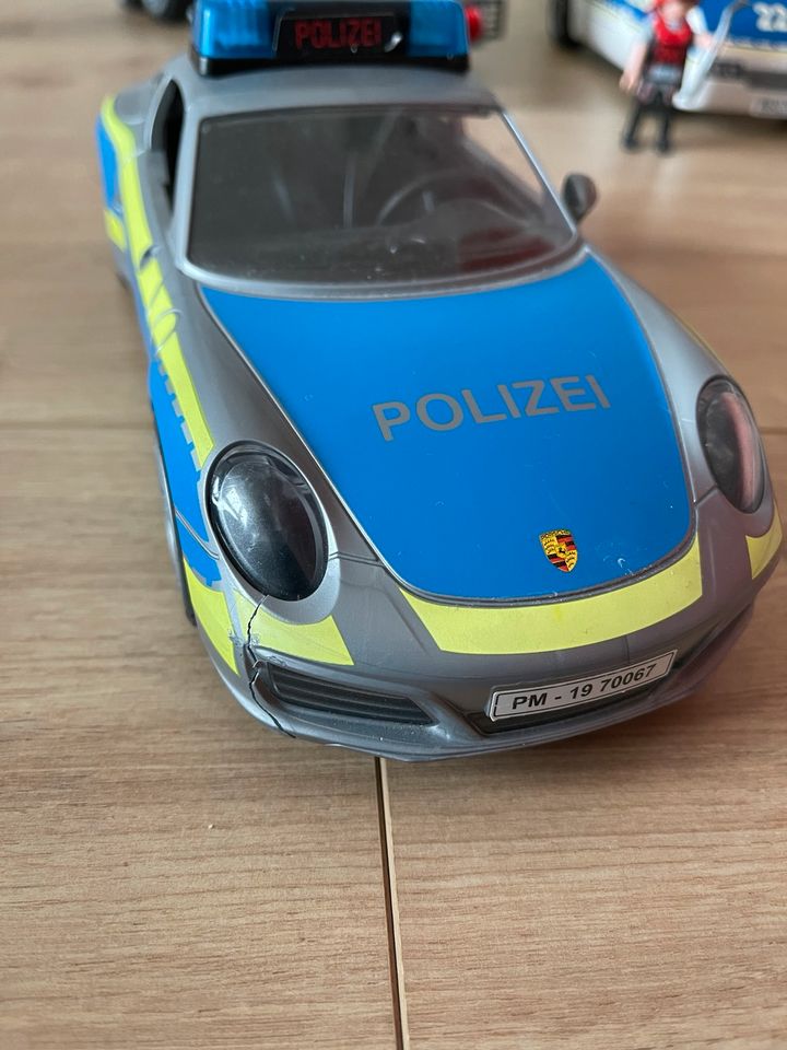 Diverse Playmobil Polizeifahrzeuge mit Mannschaft in Burgwedel