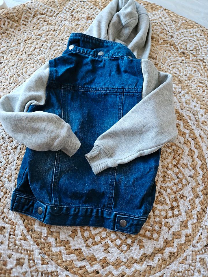 Jeans Jacke mit Kapuze 116 in Hof (Saale)