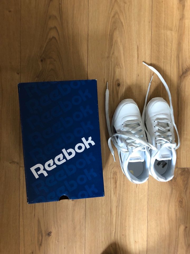 Reebok Sneaker weiß mit Silber Streifen Original und neu in Hamburg