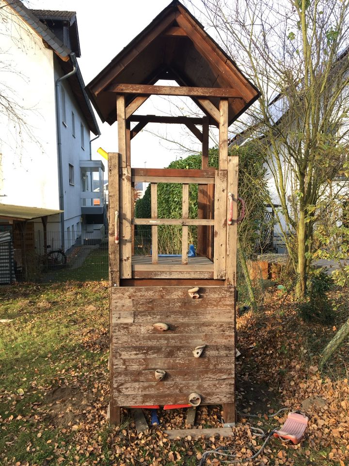 Kletterturm mit Schaukel in Linz am Rhein