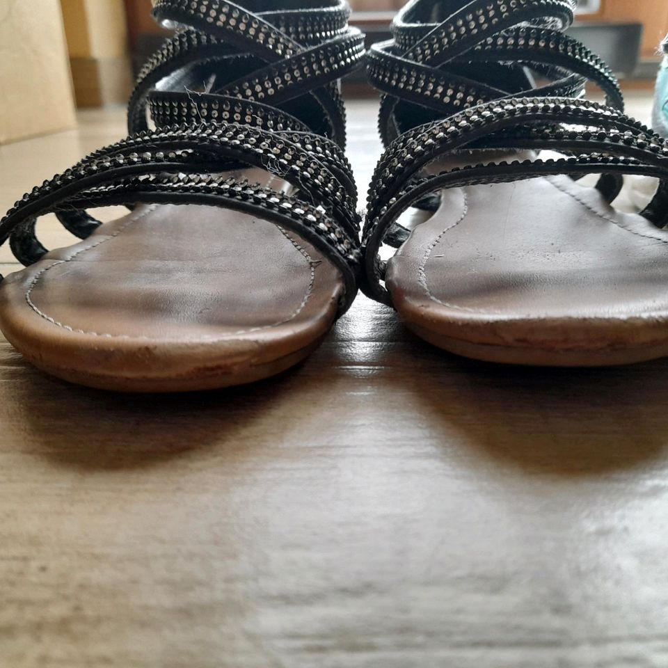 2 Paar Schuhe Paket Sandalen Sportschuhe Gr 35 Graceland Kalenji in Beeskow