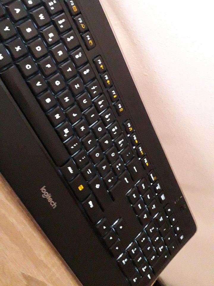 Logitech K800 Tastatur  Kabellos Beleuchtet in Poing