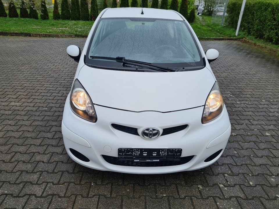 Toyota Aygo Weiß 1,0 Cool Tüv Neu in Markgröningen