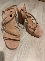 Riemensandalen mit Absatz ONLY Gr. 39 Hessen - Niddatal Vorschau