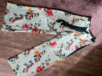 Leichte Damen-Sommerhose - hellgrün mit Blumen West - Nied Vorschau