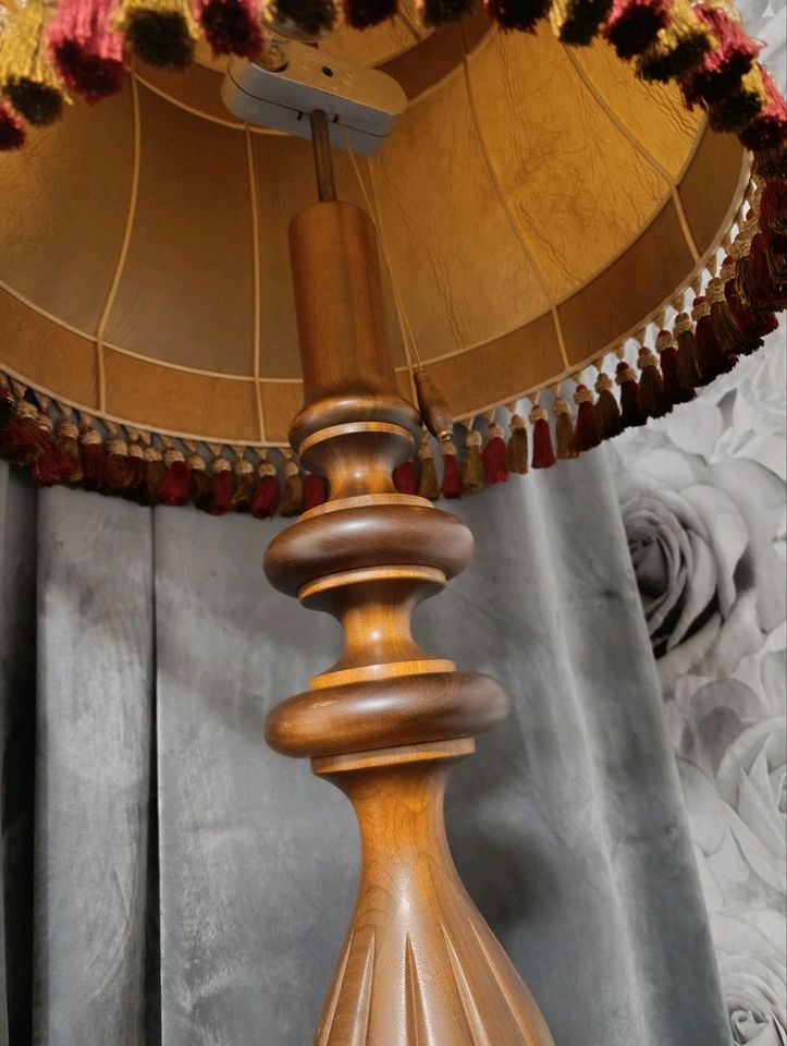 Vintage Antike Groß Stehlampe mit Tisch in Andernach