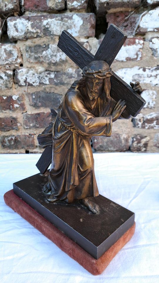Antik Figur Jesus trägt Kreuz + zwei Kerzenständer in Aachen